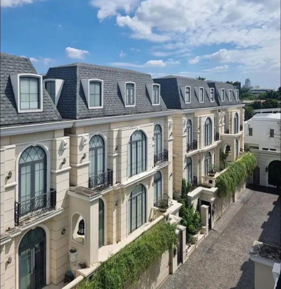 picture Luxury house for rent and sale in Soi Ekkamai 22, Rental price: 450,000 baht/month, Interested parties: 089-4282491, 084-6283752, add Line: @rghome4u  - 5/11