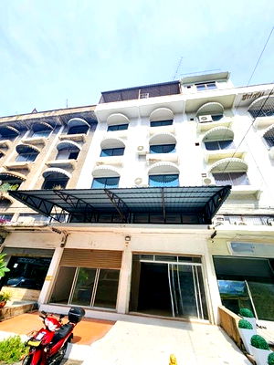 Shophouses for rent MRT Bang Kapi : Beauty Clinic Hemodialysis Center Nursing Home MRT MahaThai 1km. LatPhrao101 199m. Commercial buildi