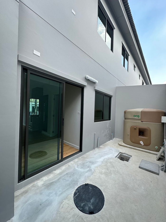 รูป 📍 บ้านเลขที่ 999/97 ทาวน์โฮมสไตล์ปารีส ขนาด 99 ตร.ม. / ที่ดิน 16.6 ตร.ว. / 2 ห้องนอน / 3 ห้องน้ำ / 1 ห้องอเนกประสงค์ / ที่จอดรถ 1 คัน / ยูนิตมุม - รูปที่ 6/13