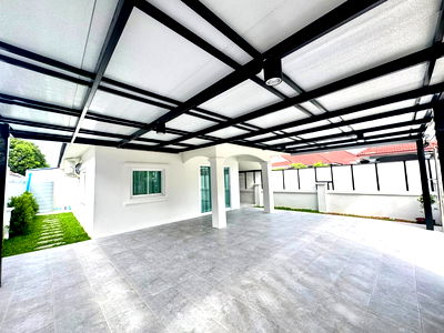 บ้านเดี่ยว ชลบุรี : บ้านเดี่ยวซอยเนินพลับหวานตกแต่งภายนอกภายในโมเดิร์นทันสมัย พร้อมอยู่