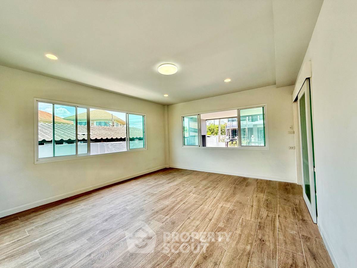 picture 5-BR House in Sala Thammasop (ID 2242501) - 8/29