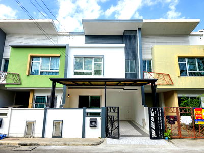 ทาวน์โฮม วิทยาลัยพยาบาลบรมราชชนนีนพรัตน์วชิระ : ทาวน์เฮาส์ 2 ชั้น เลียบคลองสอง ทำเลดี หน้าบ้านกว้าง มีที่นั่งเล่น ต่อเติมเคาน์เตอร์บาร์