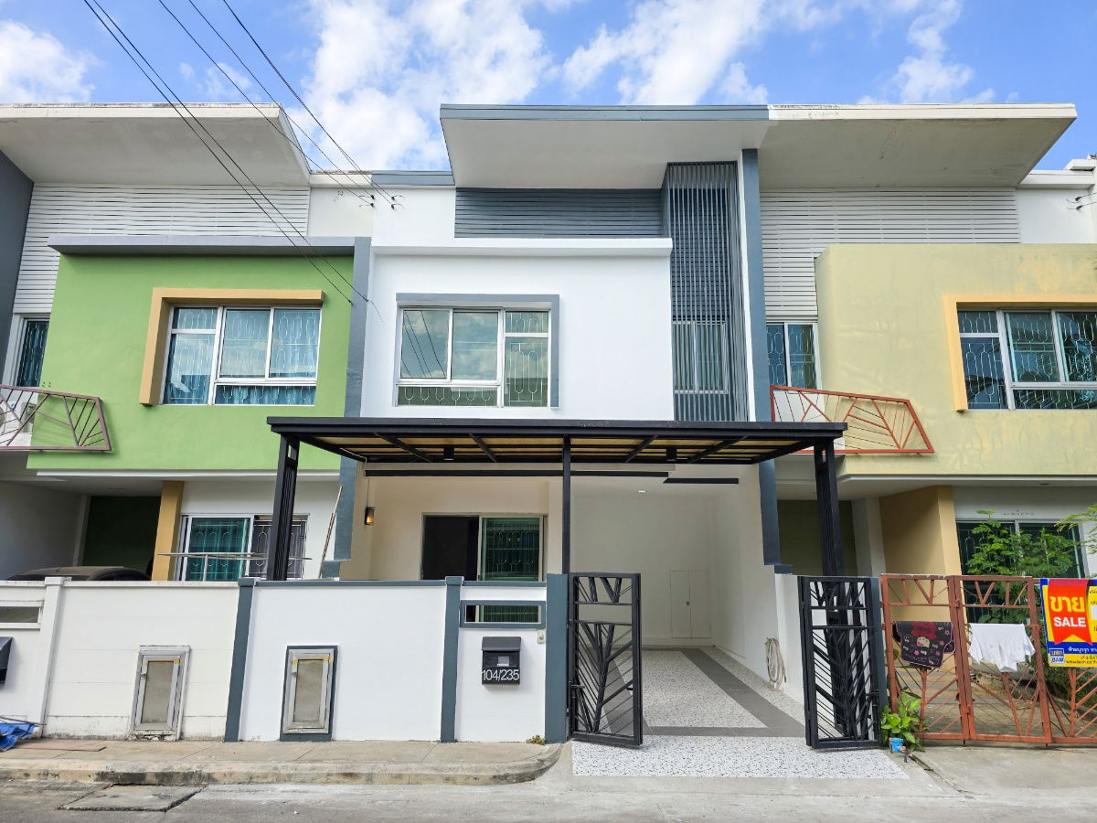 รูป ทาวน์เฮาส์ 2 ชั้น เลียบคลองสอง ทำเลดี หน้าบ้านกว้าง มีที่นั่งเล่น ต่อเติมเคาน์เตอร์บาร์ - รูปที่ 1/18