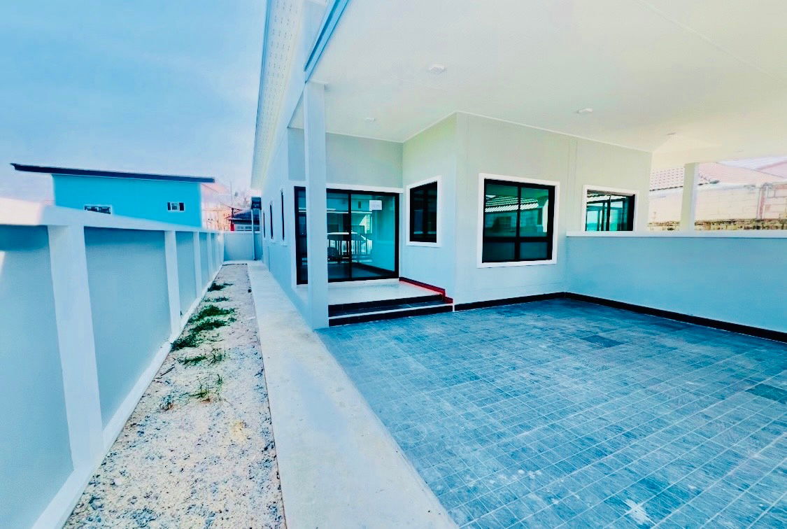 picture UK07-004 Detached house for sale with side area - 4/10