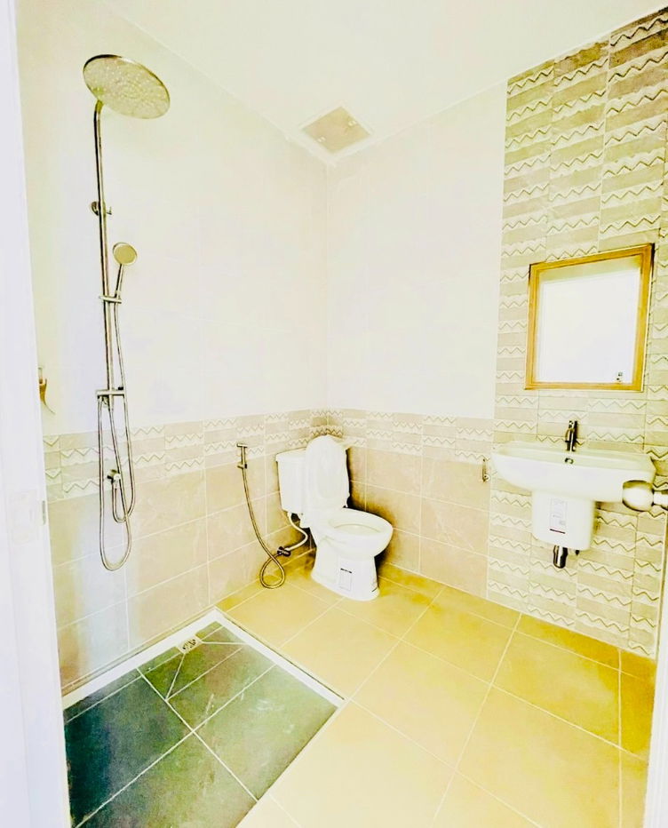 picture UK07-004 Detached house for sale with side area - 9/10