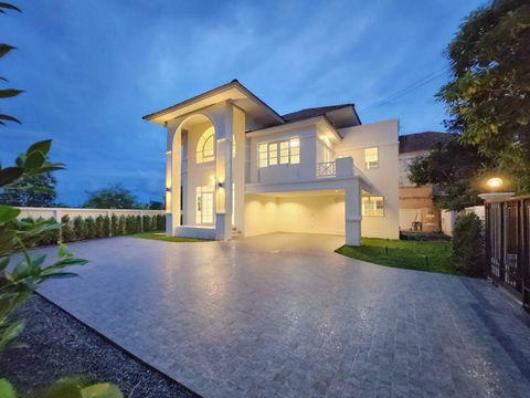 luxury Mansion 2-storey 5 bed for rent Phetcha PhoChae Market 1.9km. detached house BangNamChuet Ra