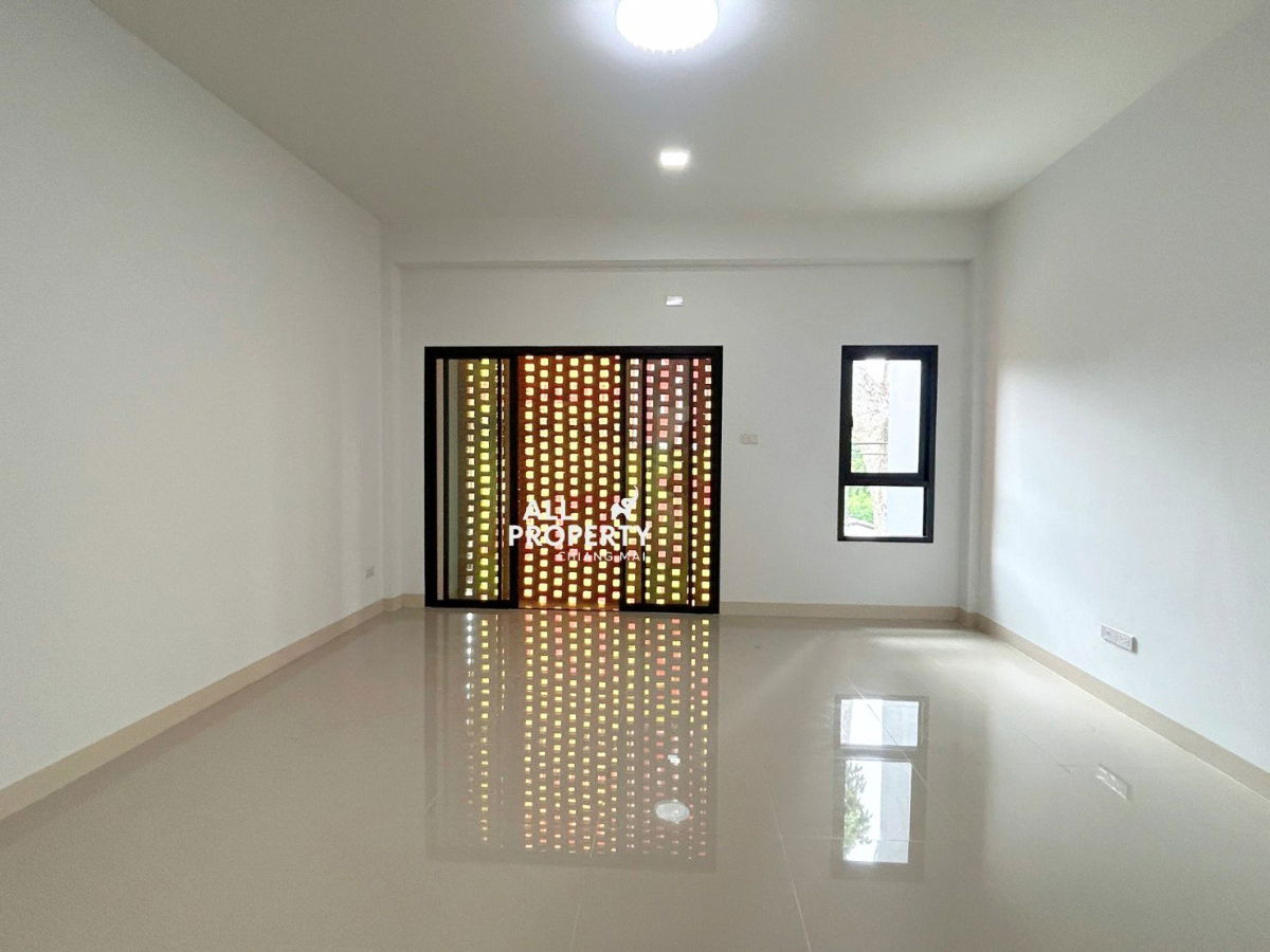 picture New 3-story commercial building for rent near Klong Sai Intersection, Saraphi, 400 meters away. Great location with a wide parking lot in front. - 18/30