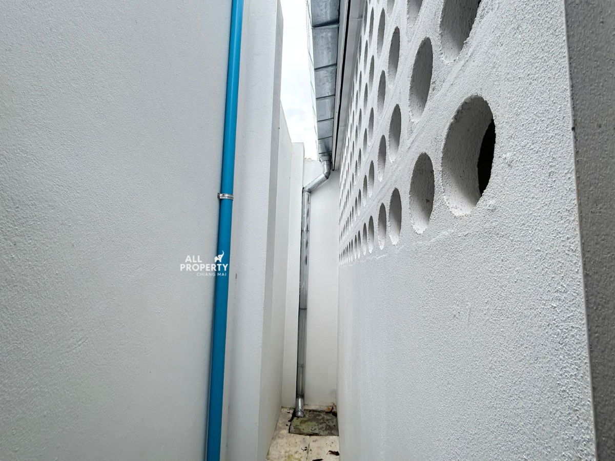 picture New 3-story commercial building for rent near Klong Sai Intersection, Saraphi, 400 meters away. Great location with a wide parking lot in front. - 14/30