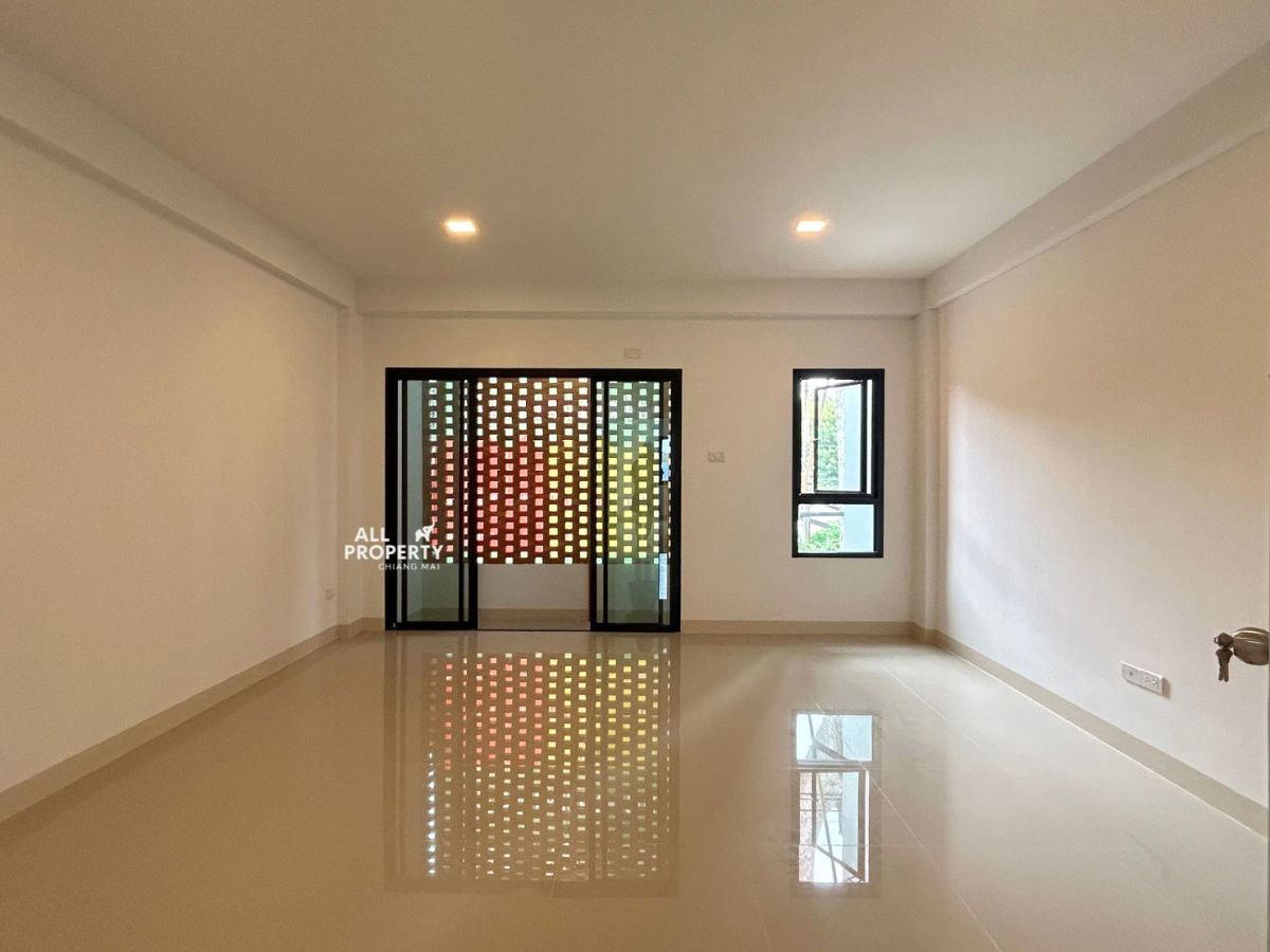 picture New 3-story commercial building for rent near Klong Sai Intersection, Saraphi, 400 meters away. Great location with a wide parking lot in front. - 27/30