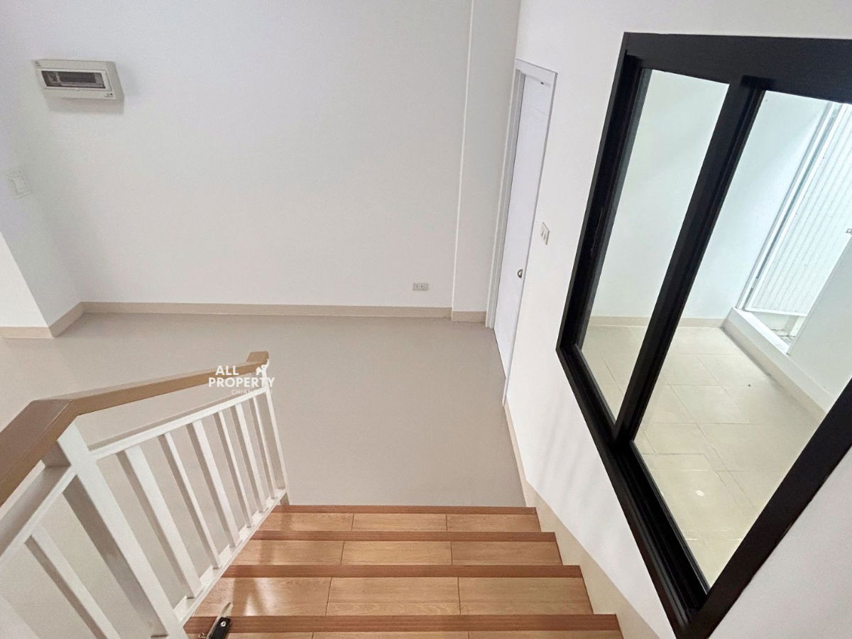picture New 3-story commercial building for rent near Klong Sai Intersection, Saraphi, 400 meters away. Great location with a wide parking lot in front. - 15/30