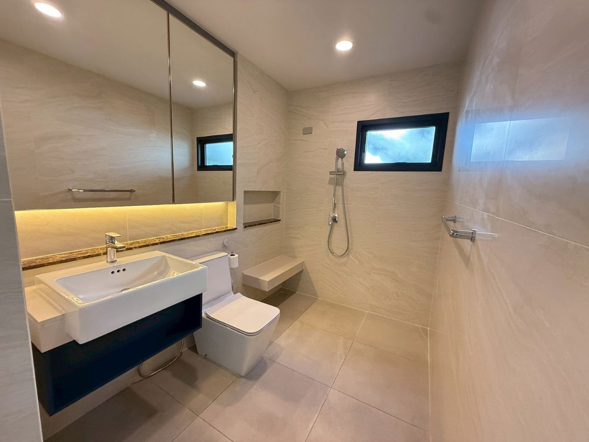 รูป For Sale !!! Fully Furnished Detached House 204 sqm in a Prime Location - รูปที่ 15/19