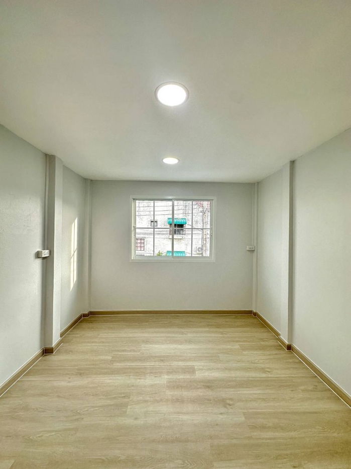 picture  Cheap sale, second-hand townhouse, newly decorated, Ubon Chat 2 project, on an area of 20 sq m, free transfer - 8/12