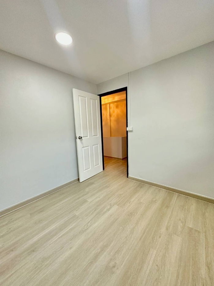 picture  Cheap sale, second-hand townhouse, newly decorated, Ubon Chat 2 project, on an area of 20 sq m, free transfer - 11/12