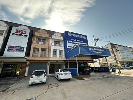 picture 3-storey Home Office in a prime location right on Sukhumvit Road, inbound to Bangkok , retail shop, or office. Located in Pimpaporn 7 Project - 10/11