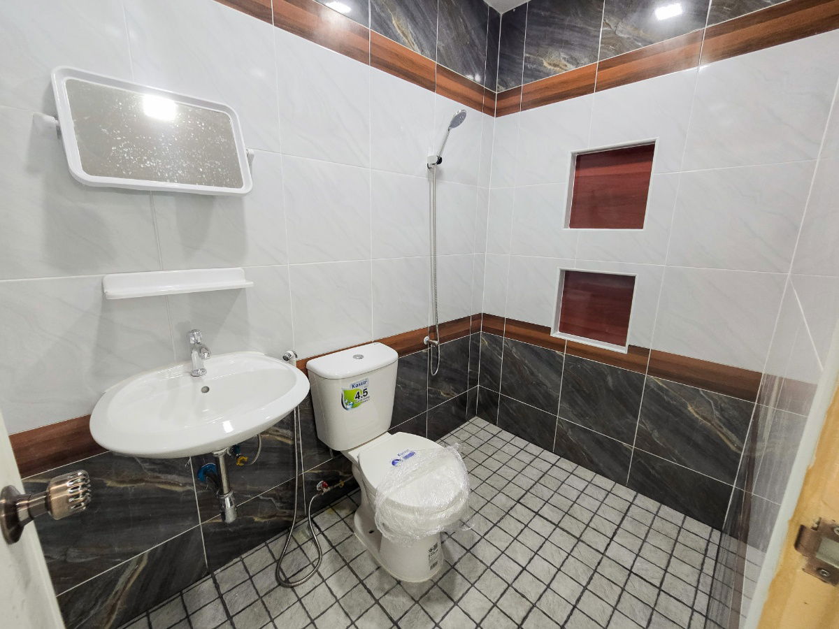รูป ทาวน์เฮาส์ 2 ชั้น หทัยราษฎร์ รีโนเวทใหม่ ทำเลดี หลังบ้านไม่ติดใคร - รูปที่ 13/17