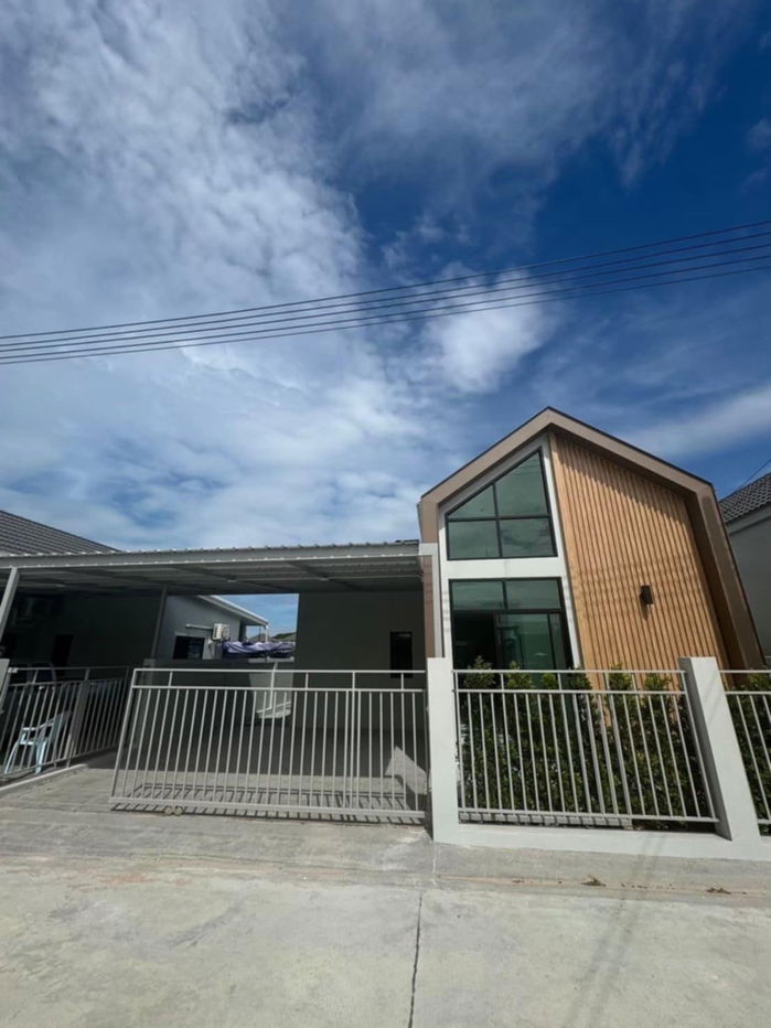 รูป UK06-12 🏡 ให้เช่าบ้านแฝดชั้นเดียว โครงการ 𝗔𝗧𝗢𝗪𝗡 𝗦𝗿𝗶𝗿𝗮𝗰𝗵𝗮 💸 ค่าเช่าเพียง 12,000 บาท/เดือน (ฟรีค่าส่วนกลาง!) - รูปที่ 1/11