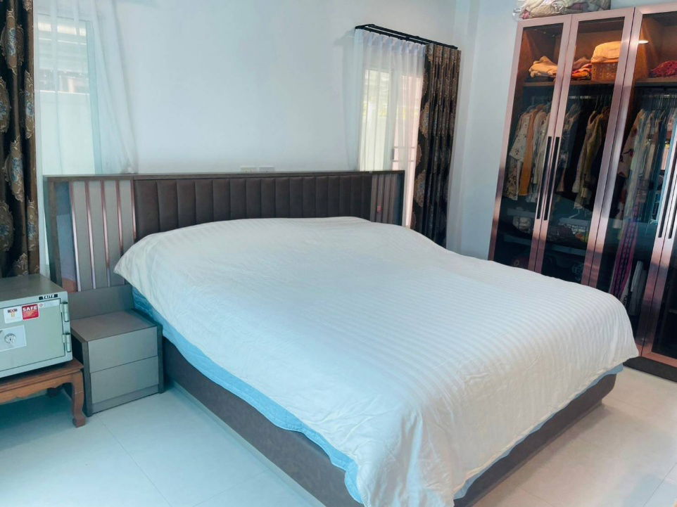 picture Pool villa house for sale in moobaan wangtan price 4.29 mb. - 7/12