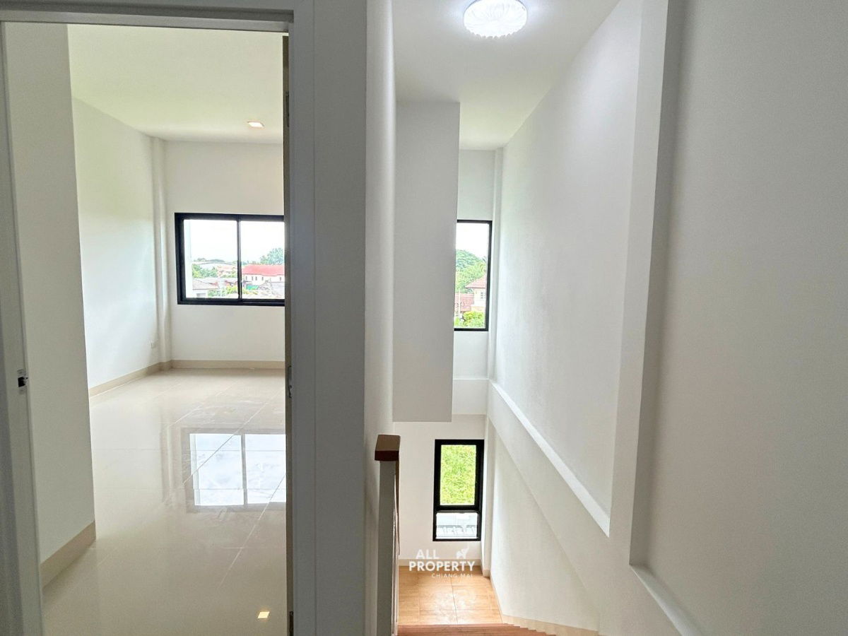 picture New 3-story commercial building for rent near Klong Sai Intersection, Saraphi, 400 meters away. Great location with a wide parking lot in front. - 23/30