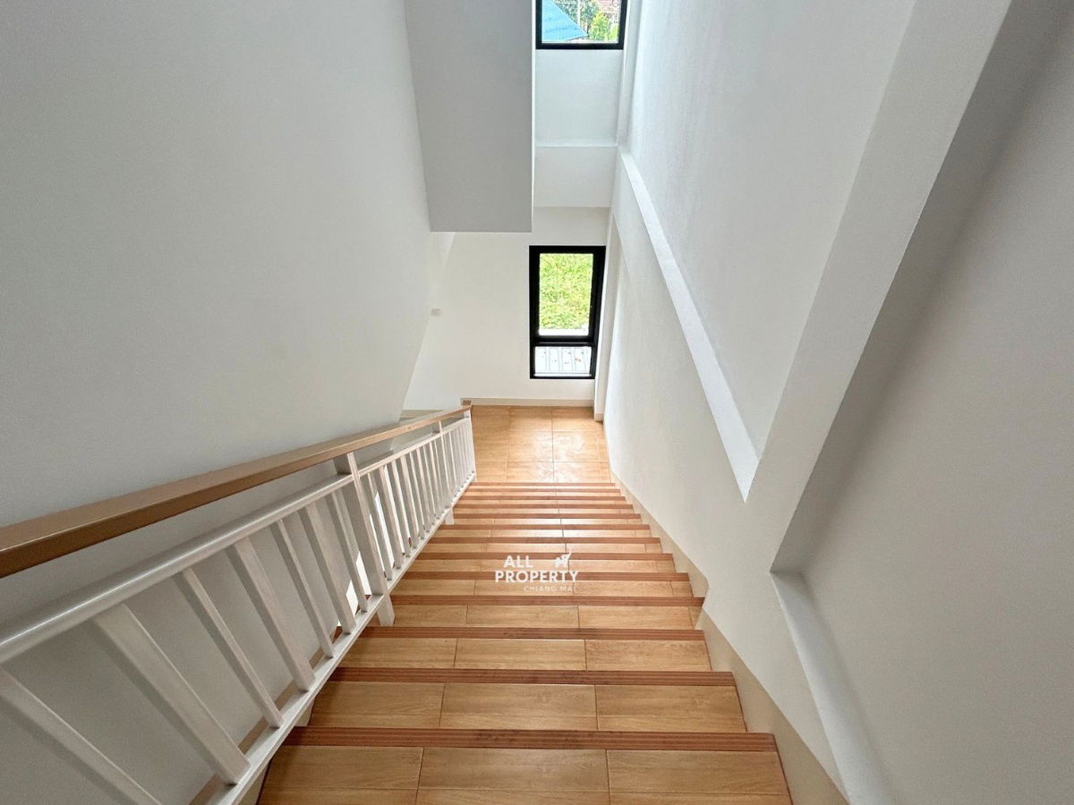 picture New 3-story commercial building for rent near Klong Sai Intersection, Saraphi, 400 meters away. Great location with a wide parking lot in front. - 30/30