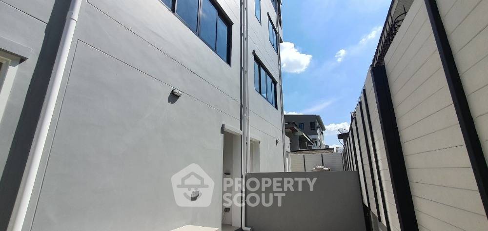 picture 3-BR House near MRT Ratchadaphisek (ID 1898522) - 8/12