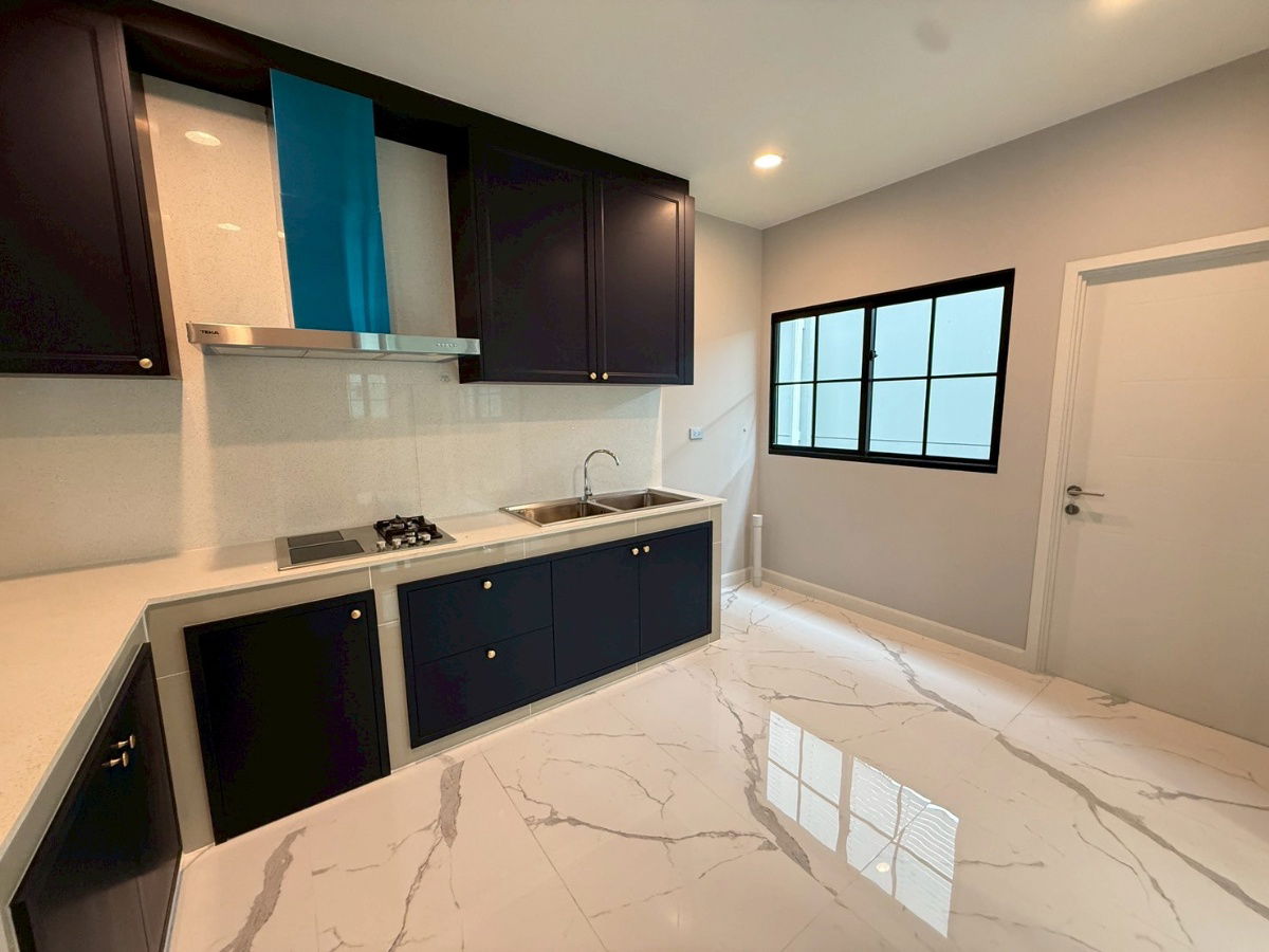 รูป Last Chance! Modern Classic House, 204 sq.m., Near the Park, Peaceful Atmosphere - รูปที่ 4/14