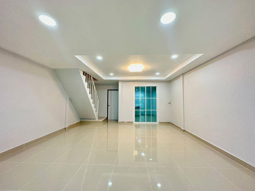 picture  Cheap sale, second-hand townhouse, newly decorated, Ubon Chat 2 project, on an area of 20 sq m, free transfer - 3/12