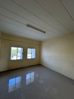 picture 3-storey Home Office in a prime location right on Sukhumvit Road, inbound to Bangkok , retail shop, or office. Located in Pimpaporn 7 Project - 4/11