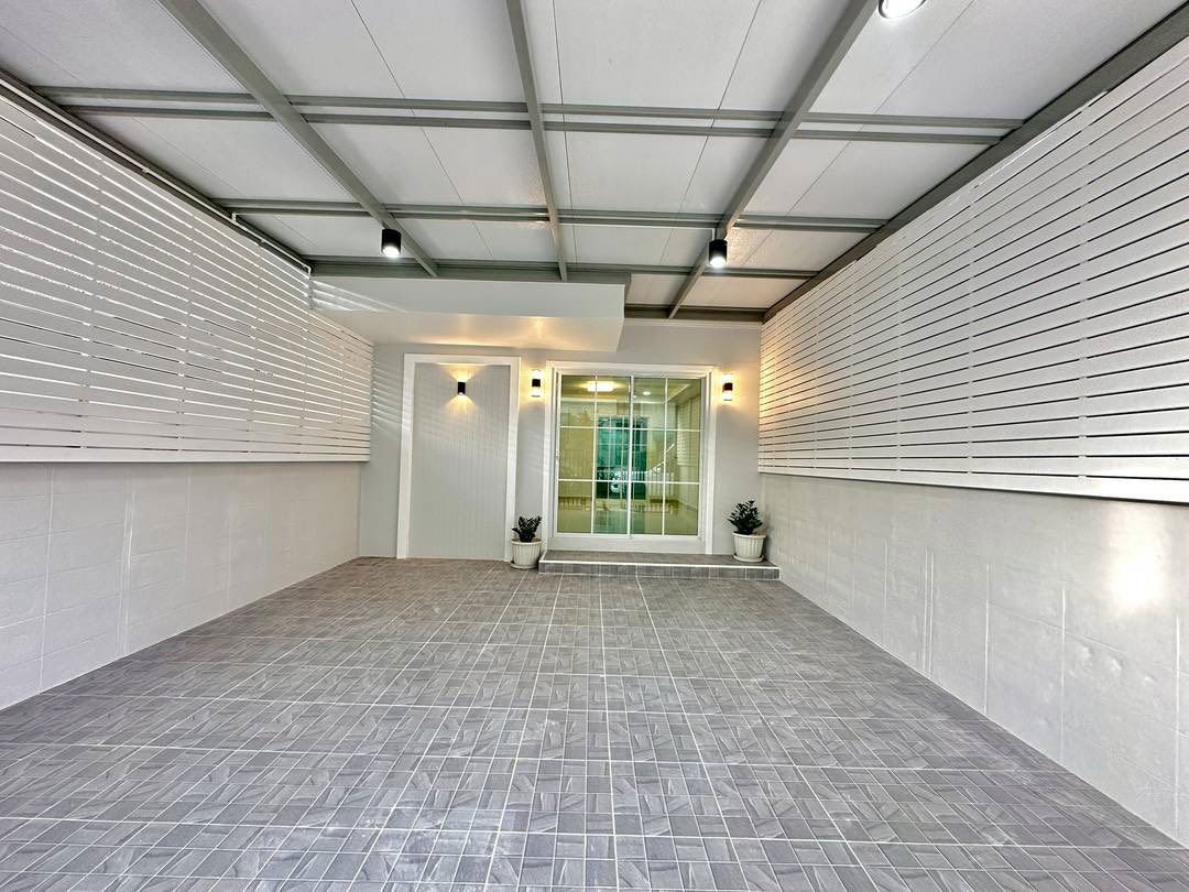 picture  Cheap sale, second-hand townhouse, newly decorated, Ubon Chat 2 project, on an area of 20 sq m, free transfer - 2/12