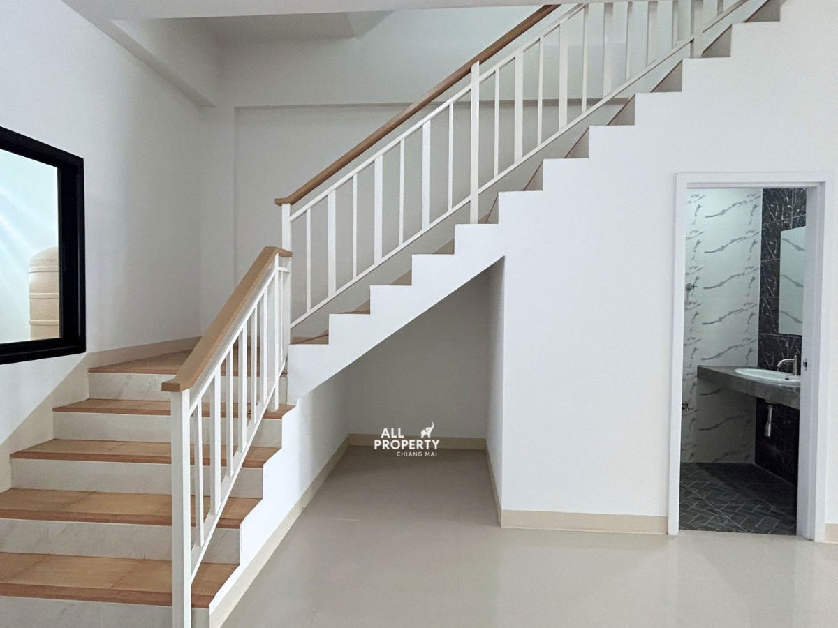 picture New 3-story commercial building for rent near Klong Sai Intersection, Saraphi, 400 meters away. Great location with a wide parking lot in front. - 10/30