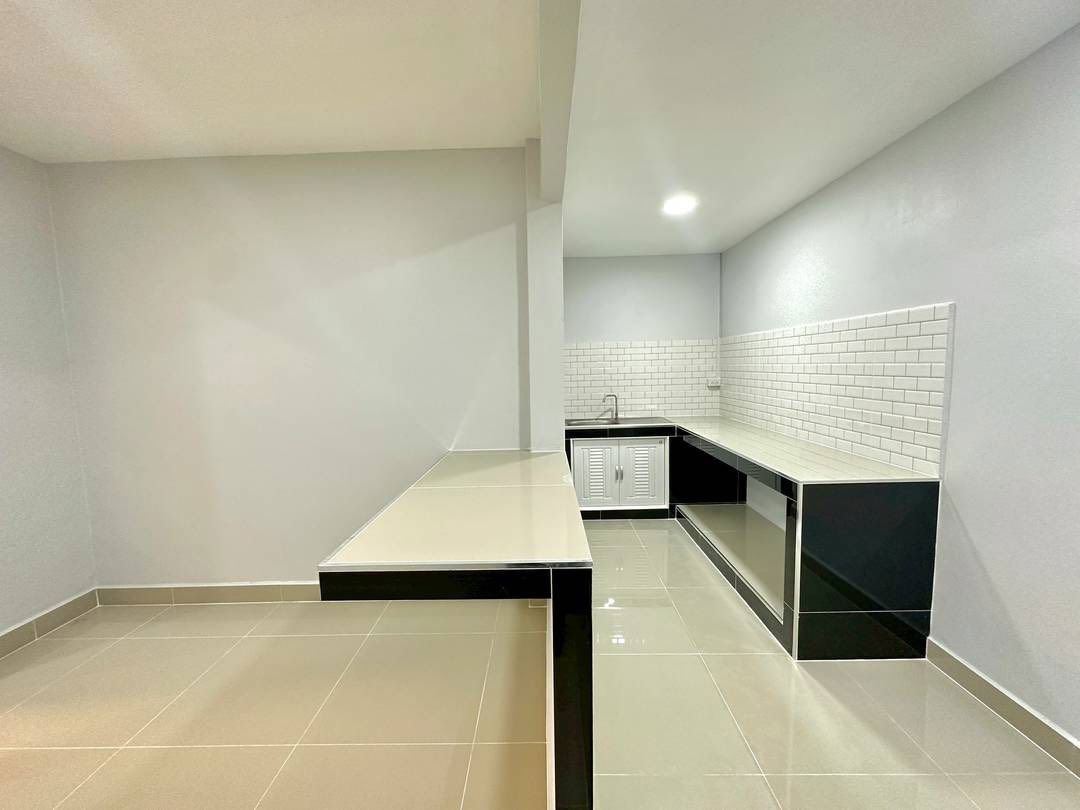 picture  Cheap sale, second-hand townhouse, newly decorated, Ubon Chat 2 project, on an area of 20 sq m, free transfer - 4/12