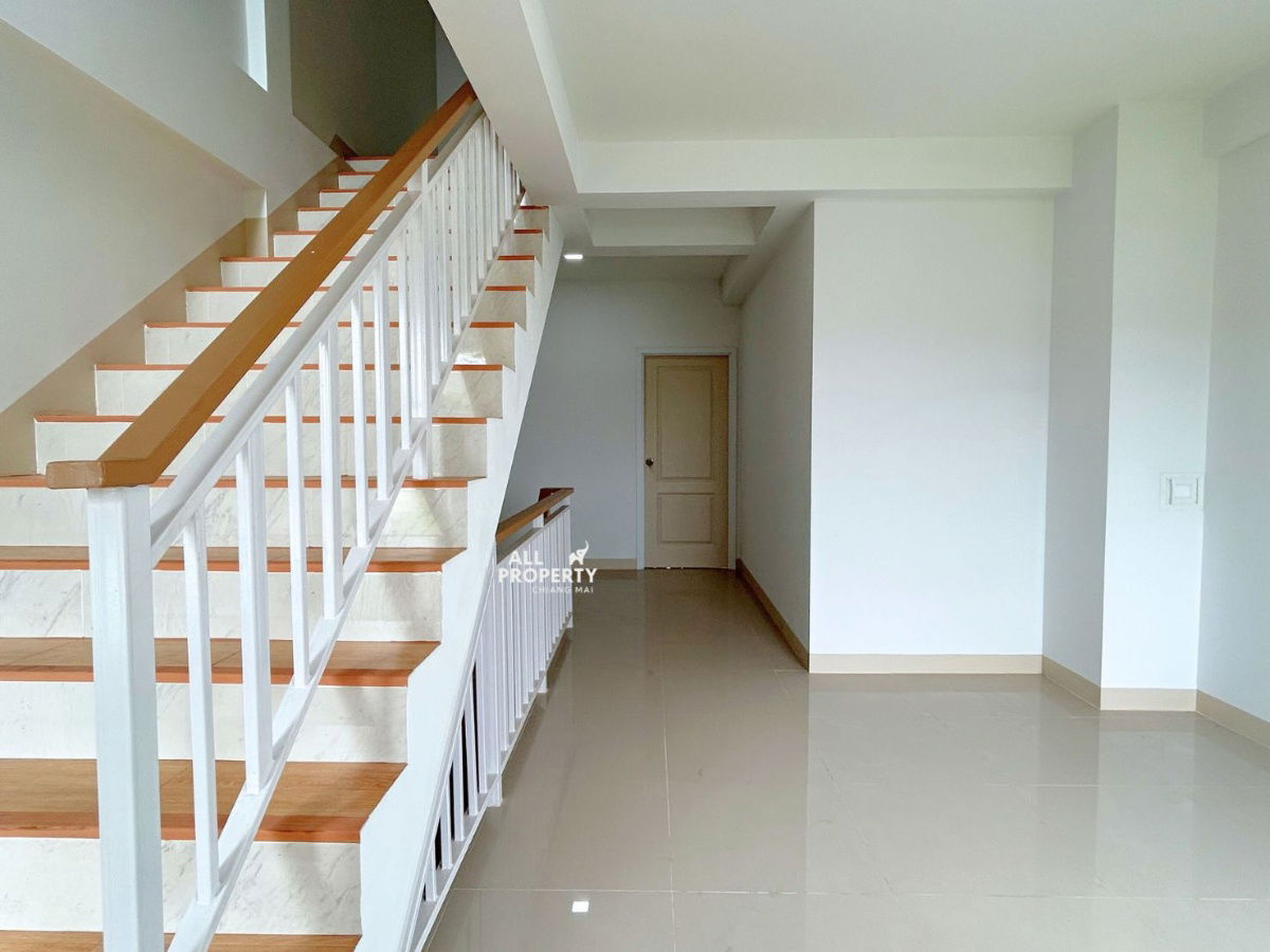 picture New 3-story commercial building for rent near Klong Sai Intersection, Saraphi, 400 meters away. Great location with a wide parking lot in front. - 16/30