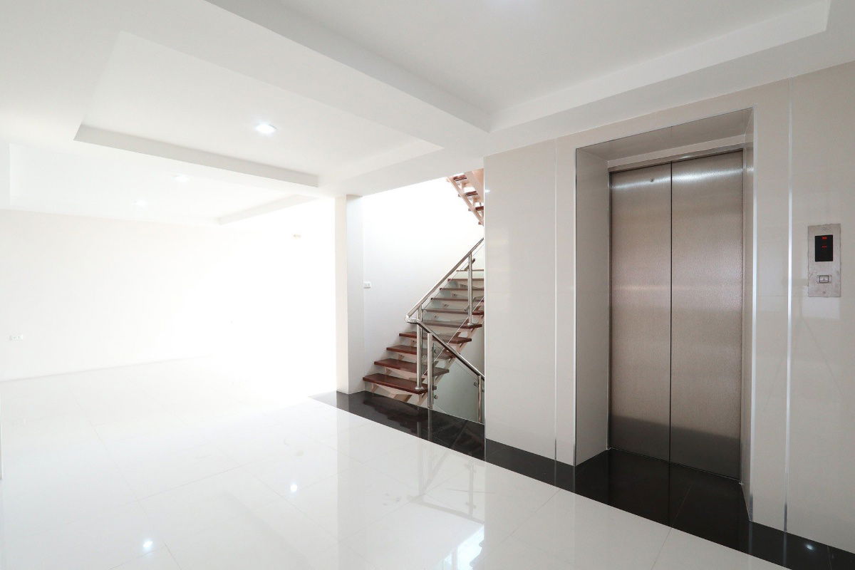 picture S372 🏢 3-storey commercial building for sale in Silom area, on the main road, 185 sq m, suitable for business and residence, only 320 million baht. - 18/21