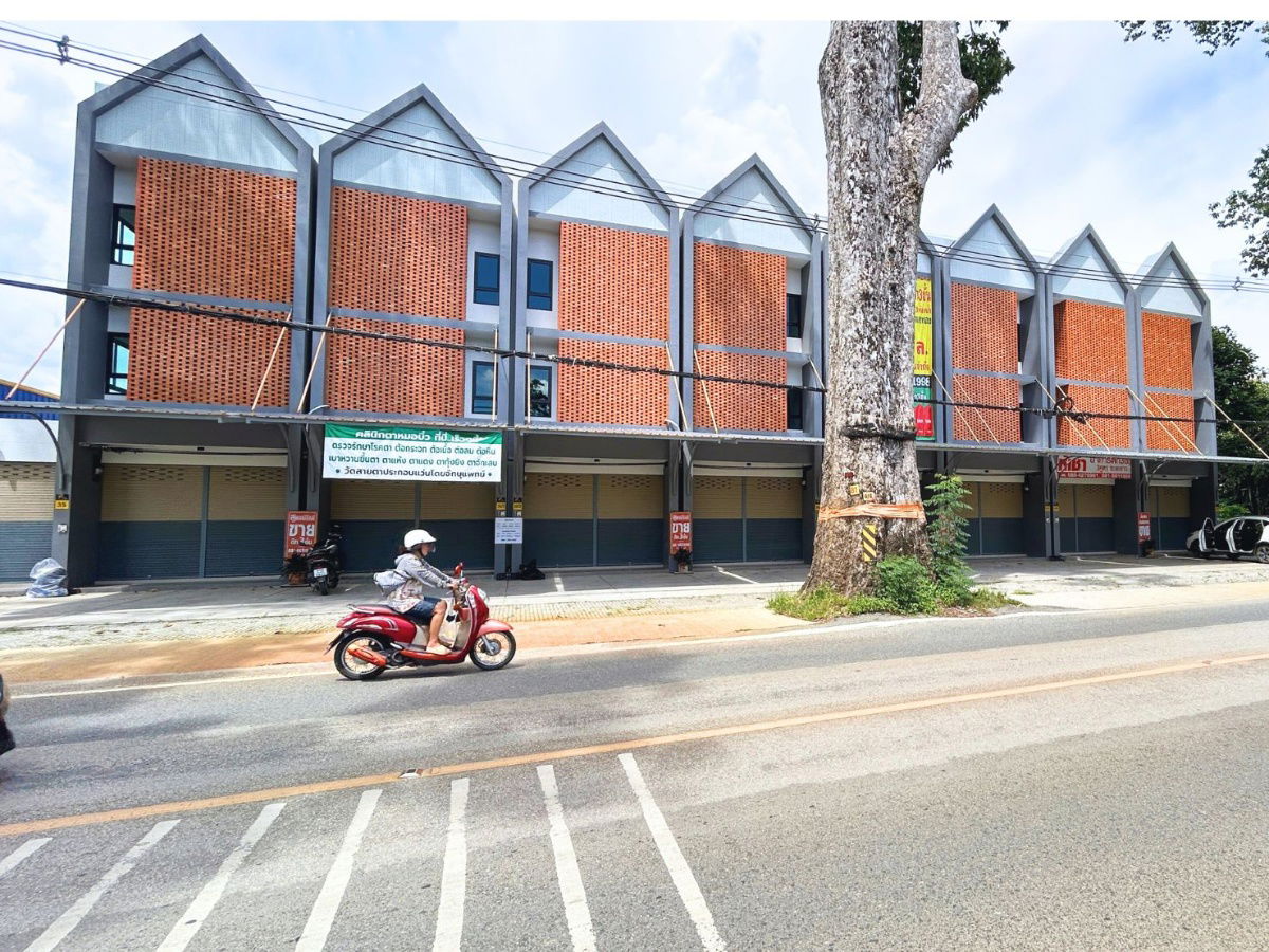 picture New 3-story commercial building for rent near Klong Sai Intersection, Saraphi, 400 meters away. Great location with a wide parking lot in front. - 2/30