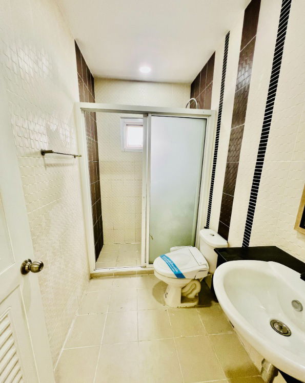 รูป UK07-006 🏡 ขายบ้านเดี่ยวพร้อมอยู่ 🛏 3 ห้องนอน  🚿 2 ห้องน้ำ  🍳 เคาน์เตอร์ครัวพร้อมใช้งาน  - รูปที่ 8/10