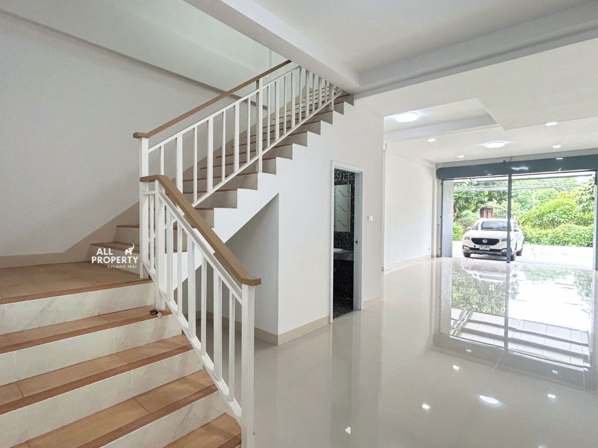 picture New 3-story commercial building for rent near Klong Sai Intersection, Saraphi, 400 meters away. Great location with a wide parking lot in front. - 9/30