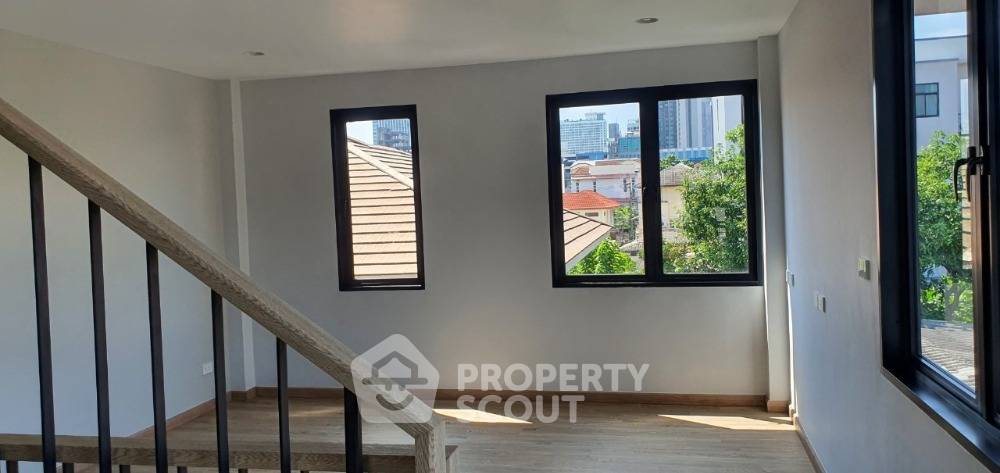 picture 3-BR House near MRT Ratchadaphisek (ID 1898522) - 4/12