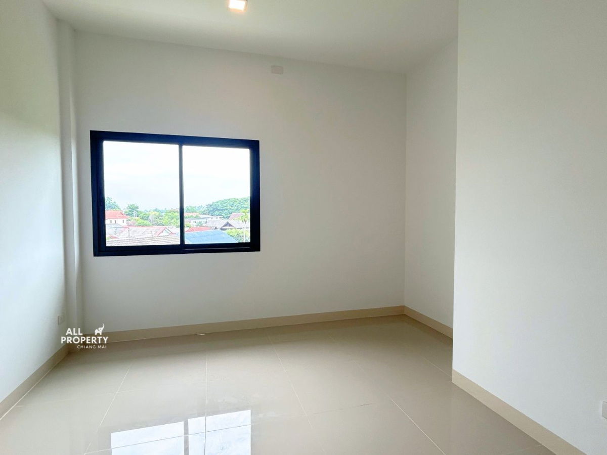 picture New 3-story commercial building for rent near Klong Sai Intersection, Saraphi, 400 meters away. Great location with a wide parking lot in front. - 28/30
