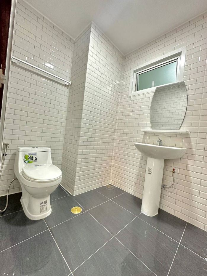 picture  Cheap sale, second-hand townhouse, newly decorated, Ubon Chat 2 project, on an area of 20 sq m, free transfer - 6/12