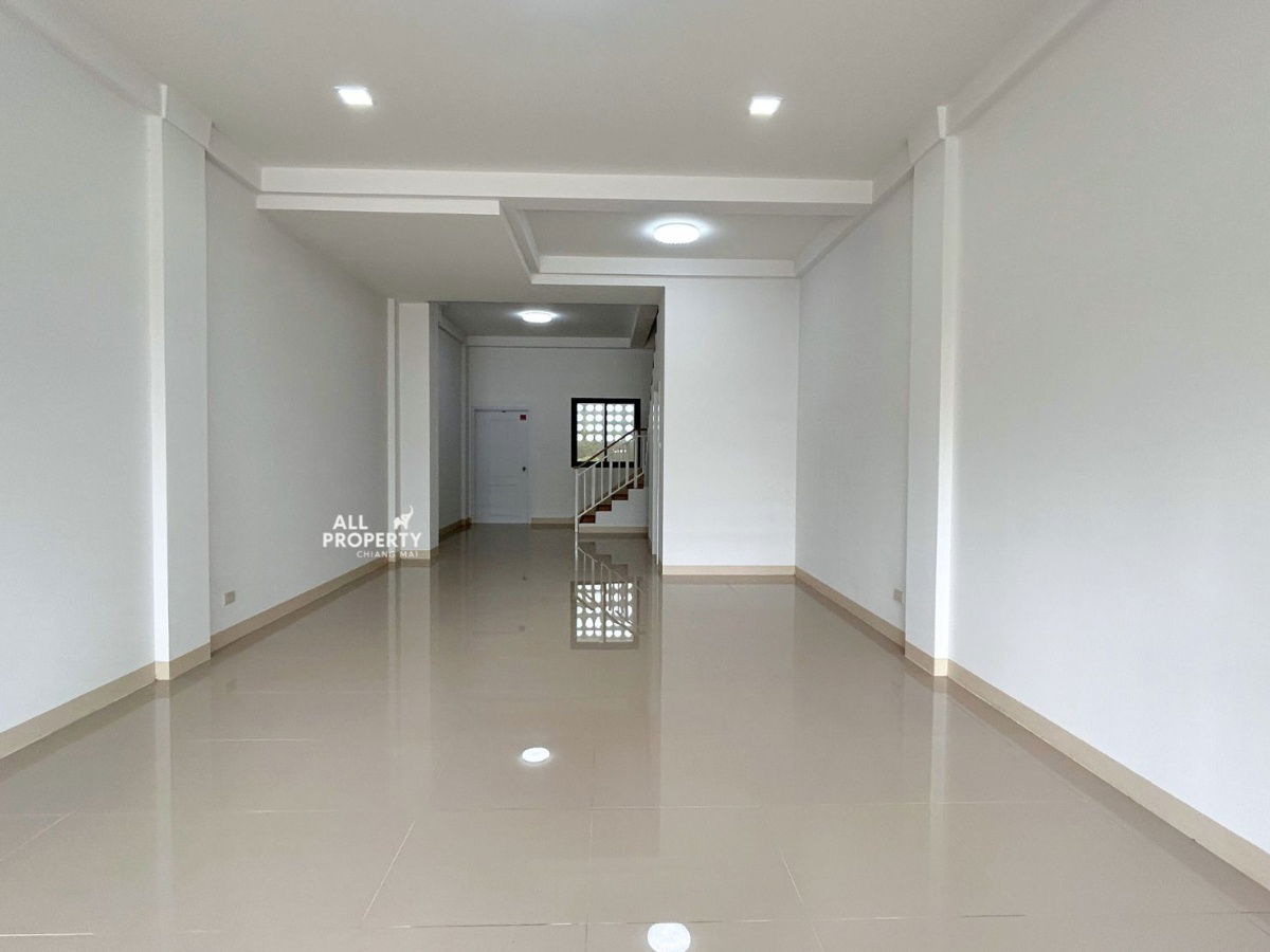 picture New 3-story commercial building for rent near Klong Sai Intersection, Saraphi, 400 meters away. Great location with a wide parking lot in front. - 8/30