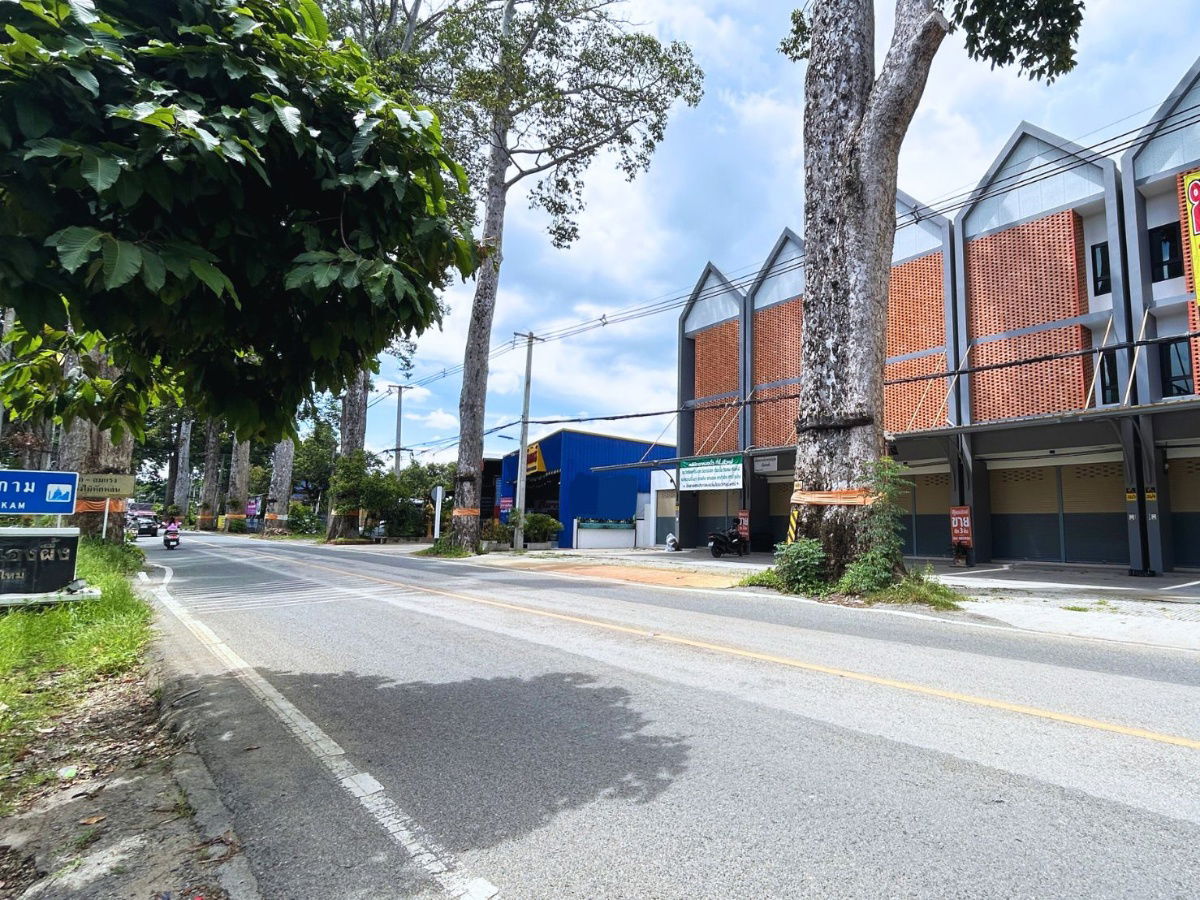 picture New 3-story commercial building for rent near Klong Sai Intersection, Saraphi, 400 meters away. Great location with a wide parking lot in front. - 4/30