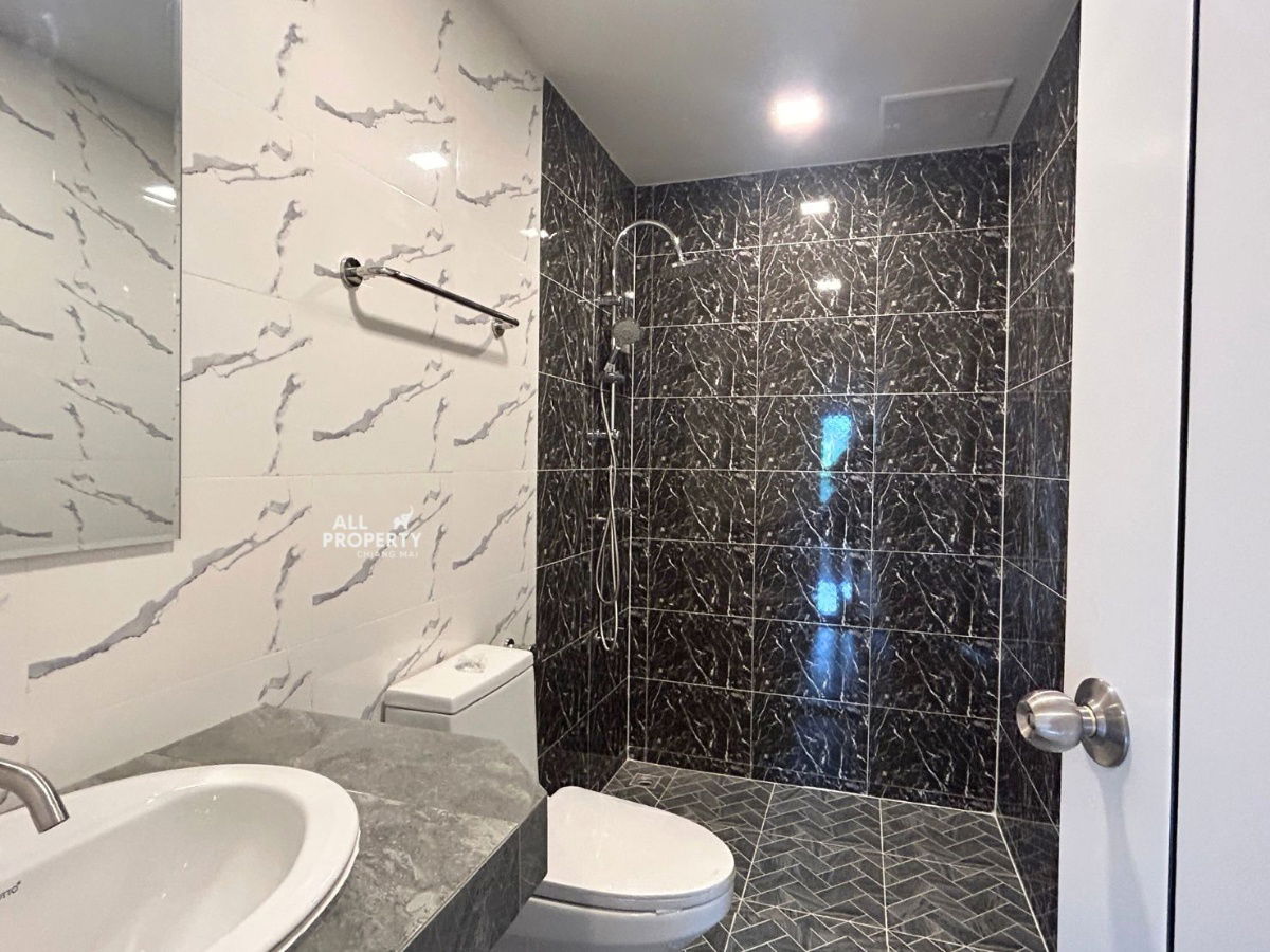 picture New 3-story commercial building for rent near Klong Sai Intersection, Saraphi, 400 meters away. Great location with a wide parking lot in front. - 21/30