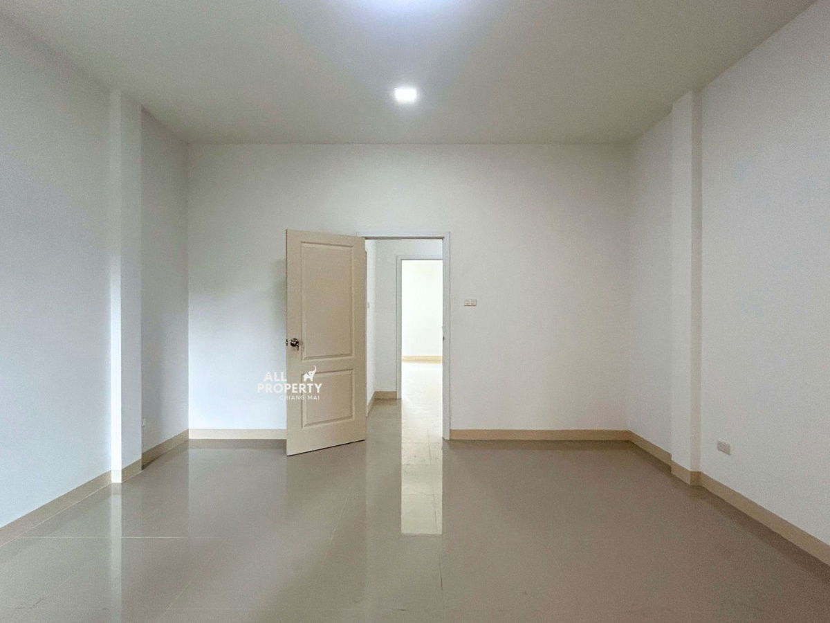 picture New 3-story commercial building for rent near Klong Sai Intersection, Saraphi, 400 meters away. Great location with a wide parking lot in front. - 24/30