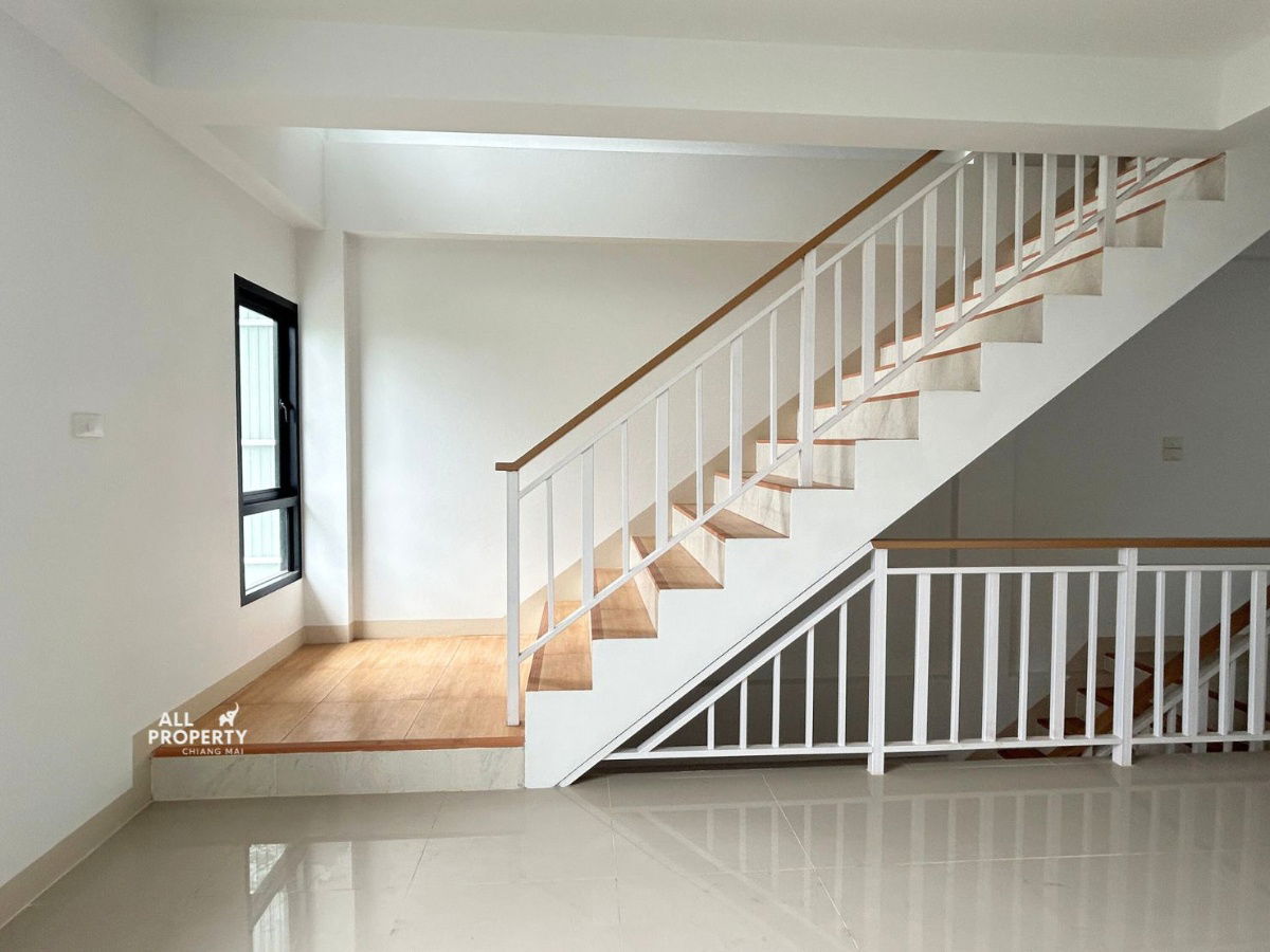 picture New 3-story commercial building for rent near Klong Sai Intersection, Saraphi, 400 meters away. Great location with a wide parking lot in front. - 22/30