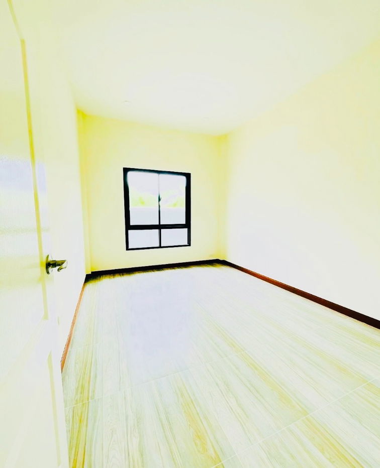 picture UK07-004 Detached house for sale with side area - 8/10