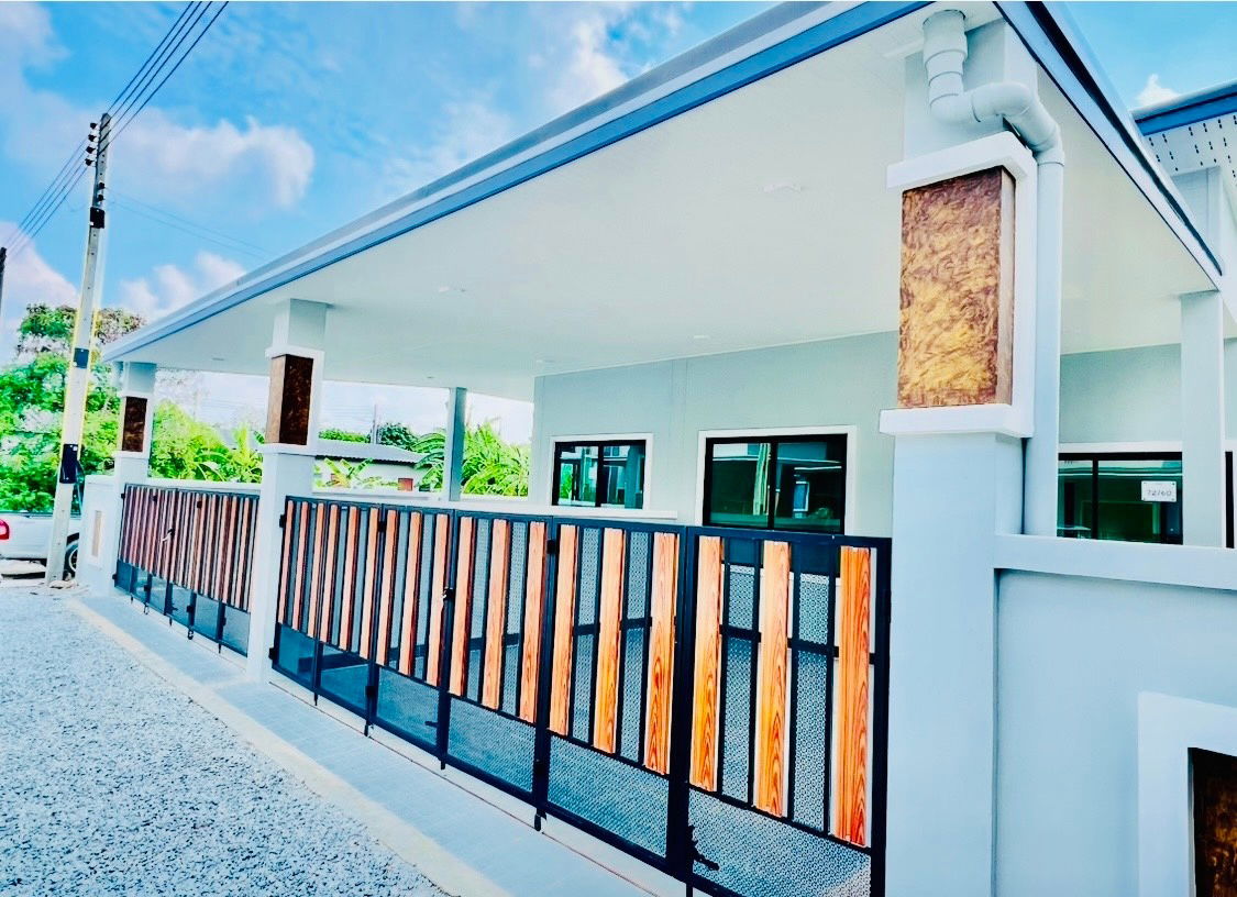 picture UK07-004 Detached house for sale with side area - 2/10