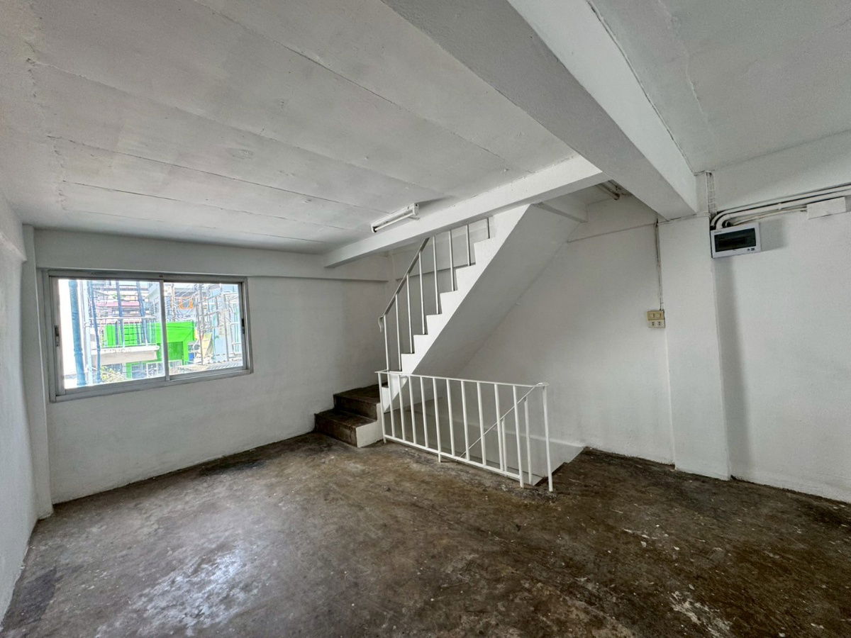 picture 🏢 For Rent: 3.5-Storey Commercial Building 🚆 Just 500 meters from Lam Sali BTS Station 🔧 Fully renovated throughout – move-in ready - 8/33