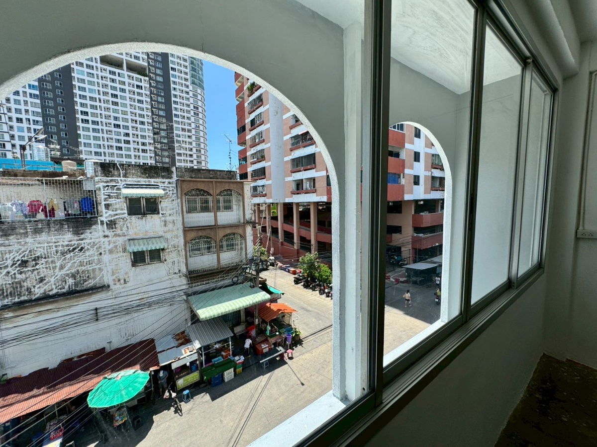picture 🏢 For Rent: 3.5-Storey Commercial Building 🚆 Just 500 meters from Lam Sali BTS Station 🔧 Fully renovated throughout – move-in ready - 9/33