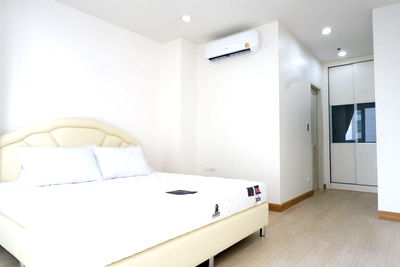 Condos for sale : The Complete Rajprarop【𝐒𝐄𝐋𝐋 & 𝐑𝐄𝐍𝐓】🔥Bright room with warm tones. Fully furnished and perfectly proportioned.🔥  Contact Line ID: @hacondo