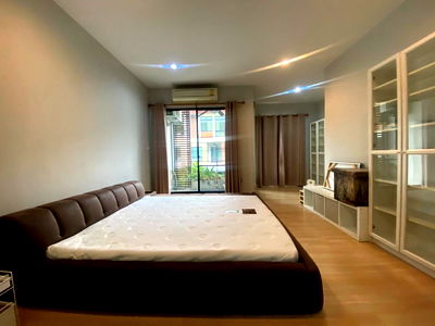 Townhouses for sale Sripatum University : A beautiful, ready-to-move-in 3-story townhome in the Signature Vibhavadi 60 project. Excellent location.