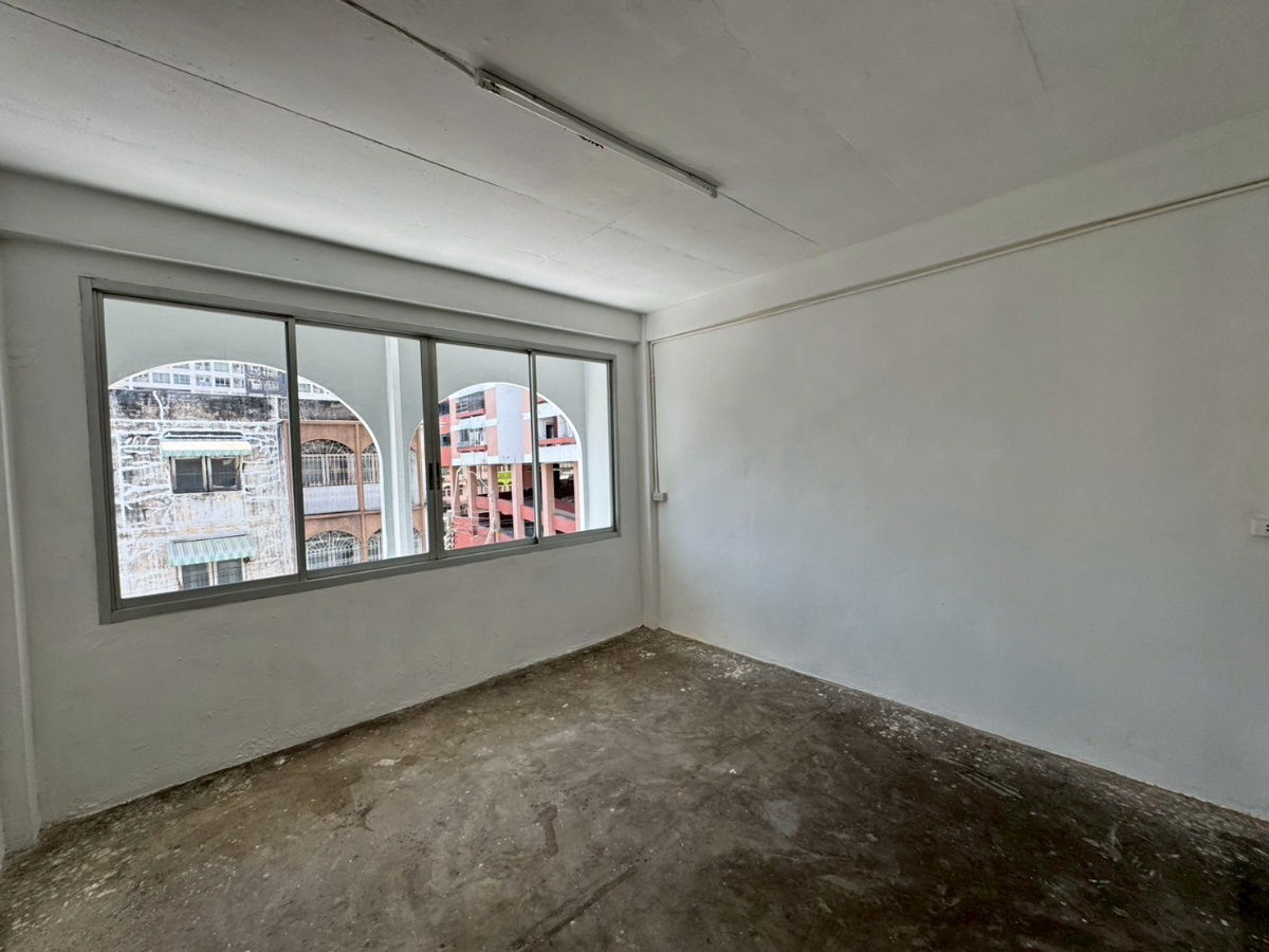 picture 🏢 For Rent: 3.5-Storey Commercial Building 🚆 Just 500 meters from Lam Sali BTS Station 🔧 Fully renovated throughout – move-in ready - 10/33